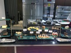 面包甜点陈列柜-和润艺术酒店-自助早餐厅