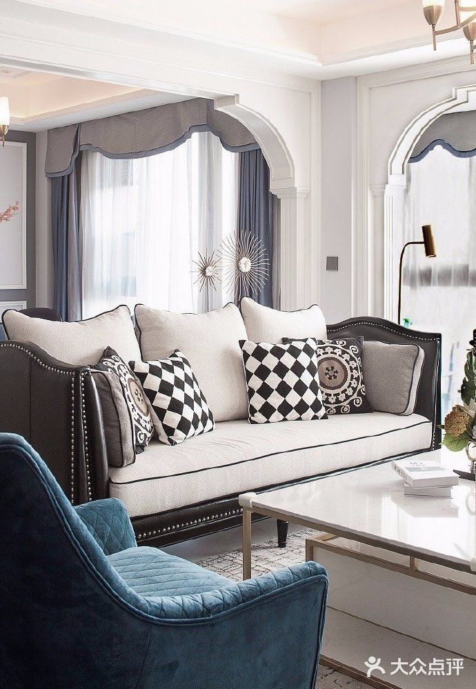 柔和色调的冰川灰色作为墙面的背景，没有那么冷峻的感觉