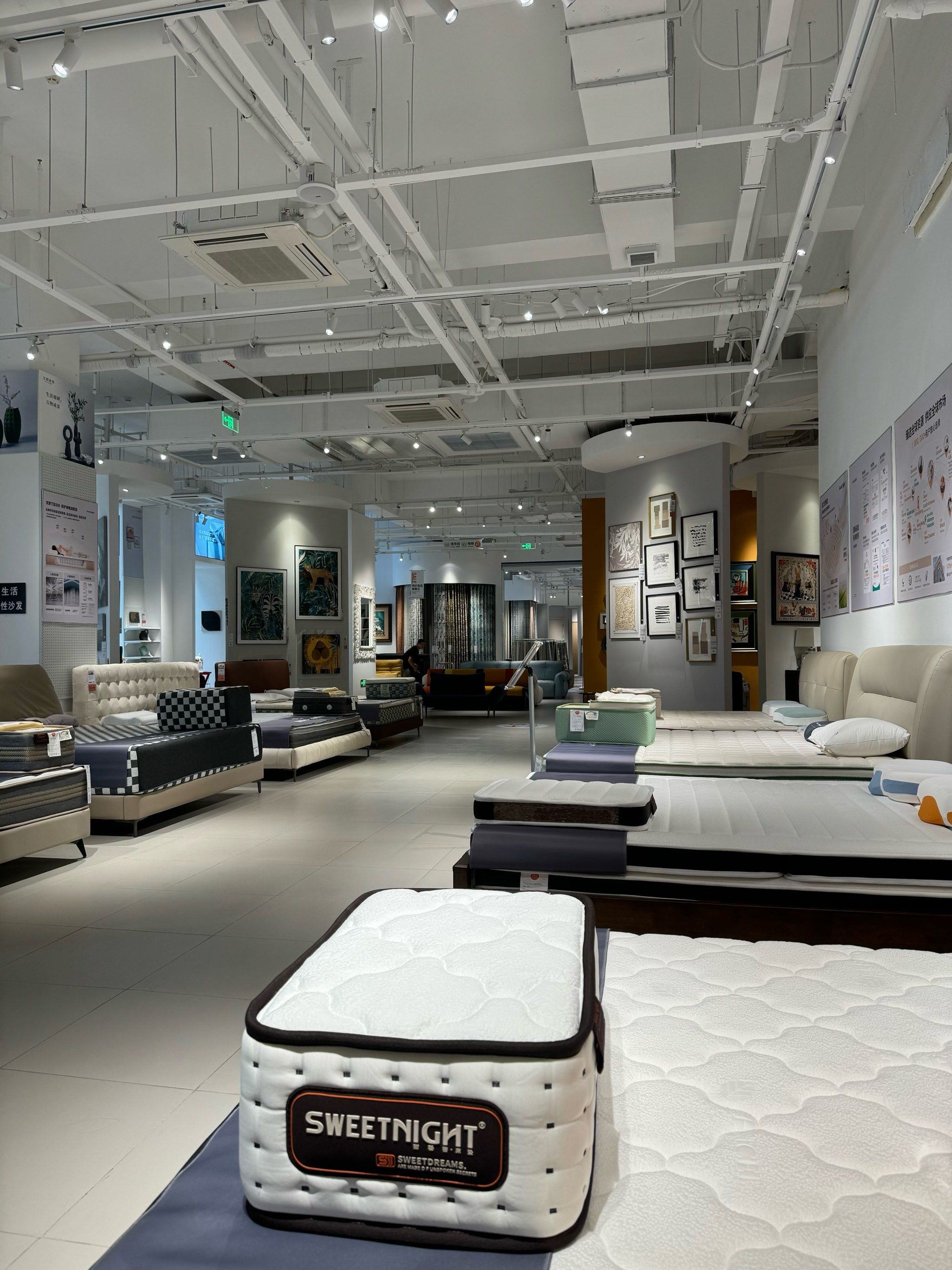 购物环境很好,产品种类也很多,选购了两张