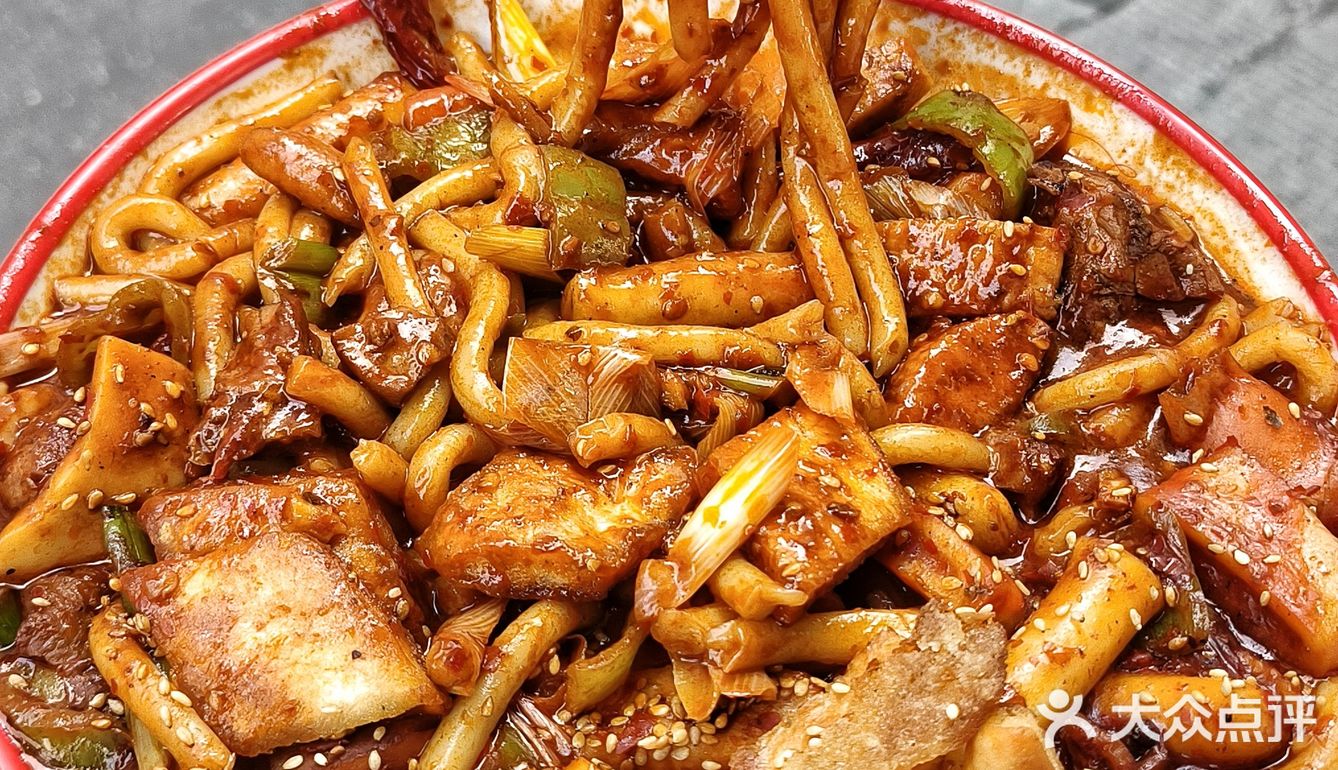 小心掉到衣服！里面竟然满满都是鲜羊肉，还流汁！