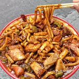 小心掉到衣服！里面竟然满满都是鲜羊肉，还流汁！