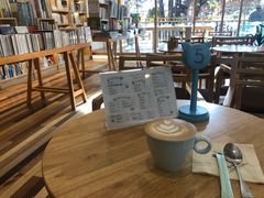大堂-猫的天空之城概念书店(束河店)