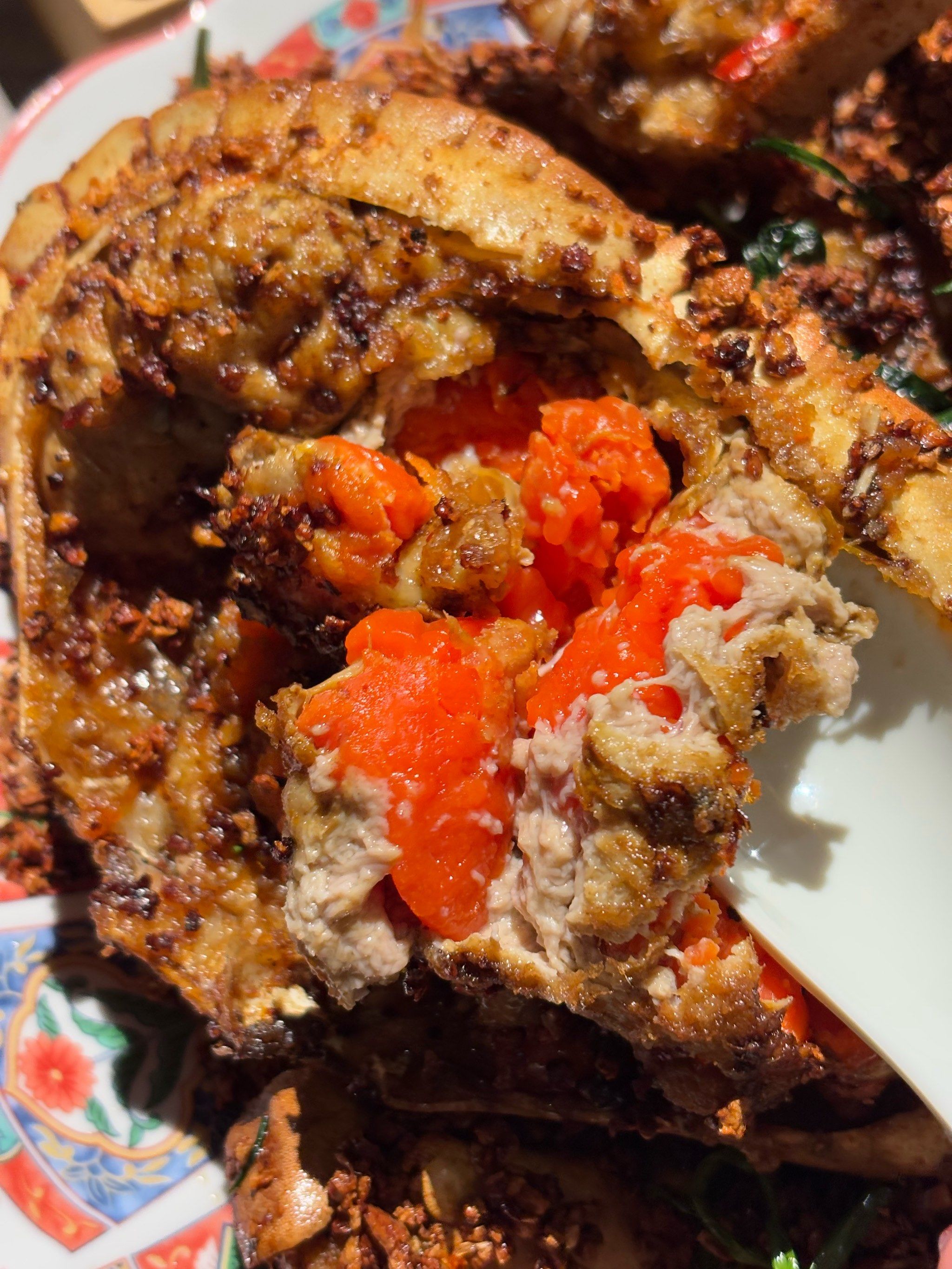 这家桥底辣蟹的蟹膏满到溢出来