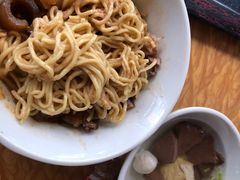-松树干拌面店