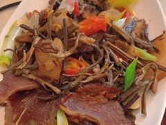 野菌炒腊肉-四姑娘山阿巴郎·藏式花园餐厅
