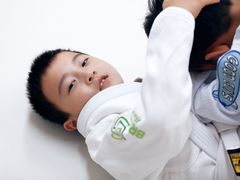 -菠萝格斗巴西柔术训练馆
