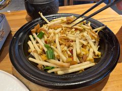 -帅巴人舅母子腊蹄民俗村