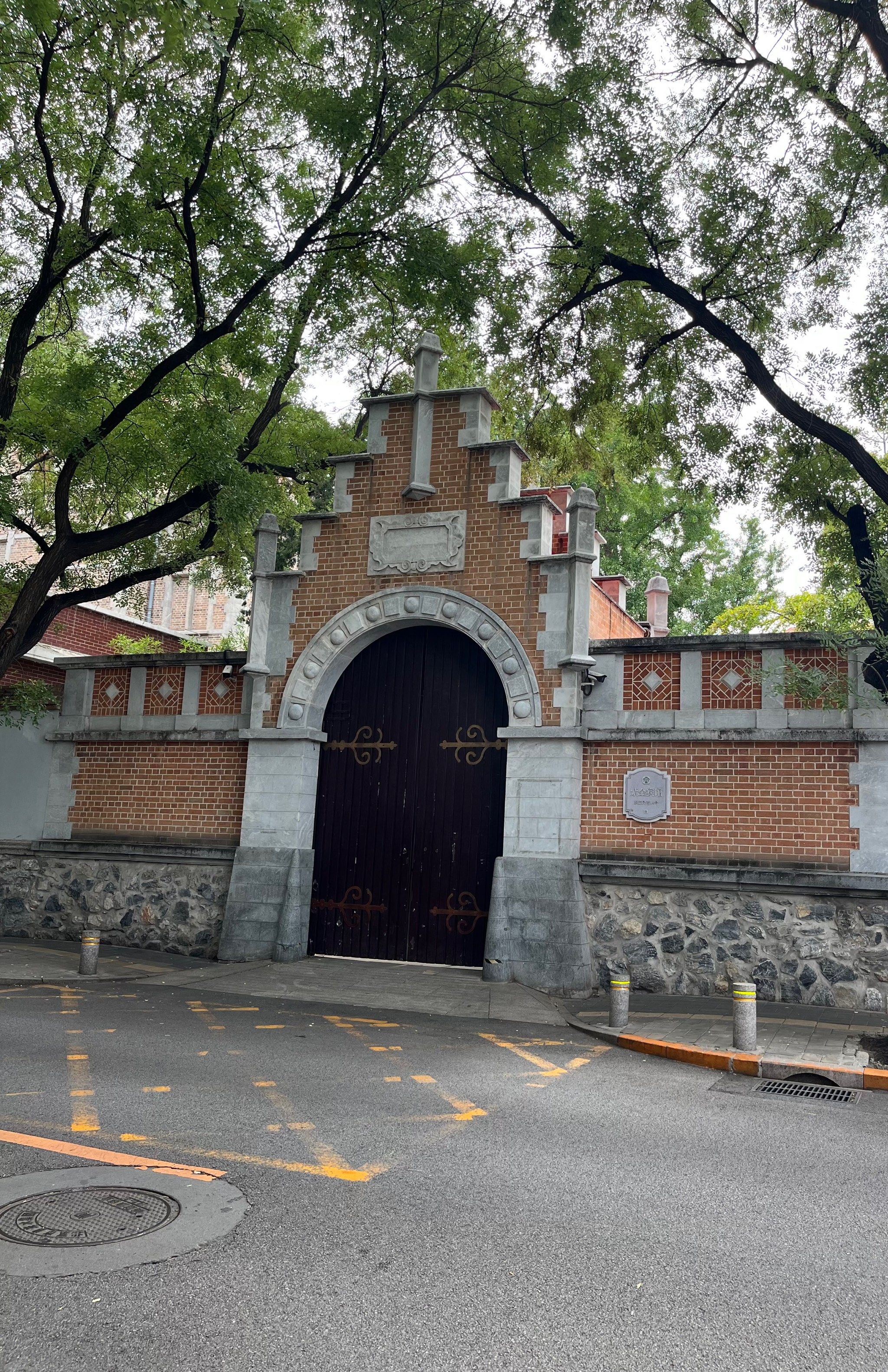 紫金宾馆,圣弥额尔天主堂,原德国医院的旧墙,随便走走停停