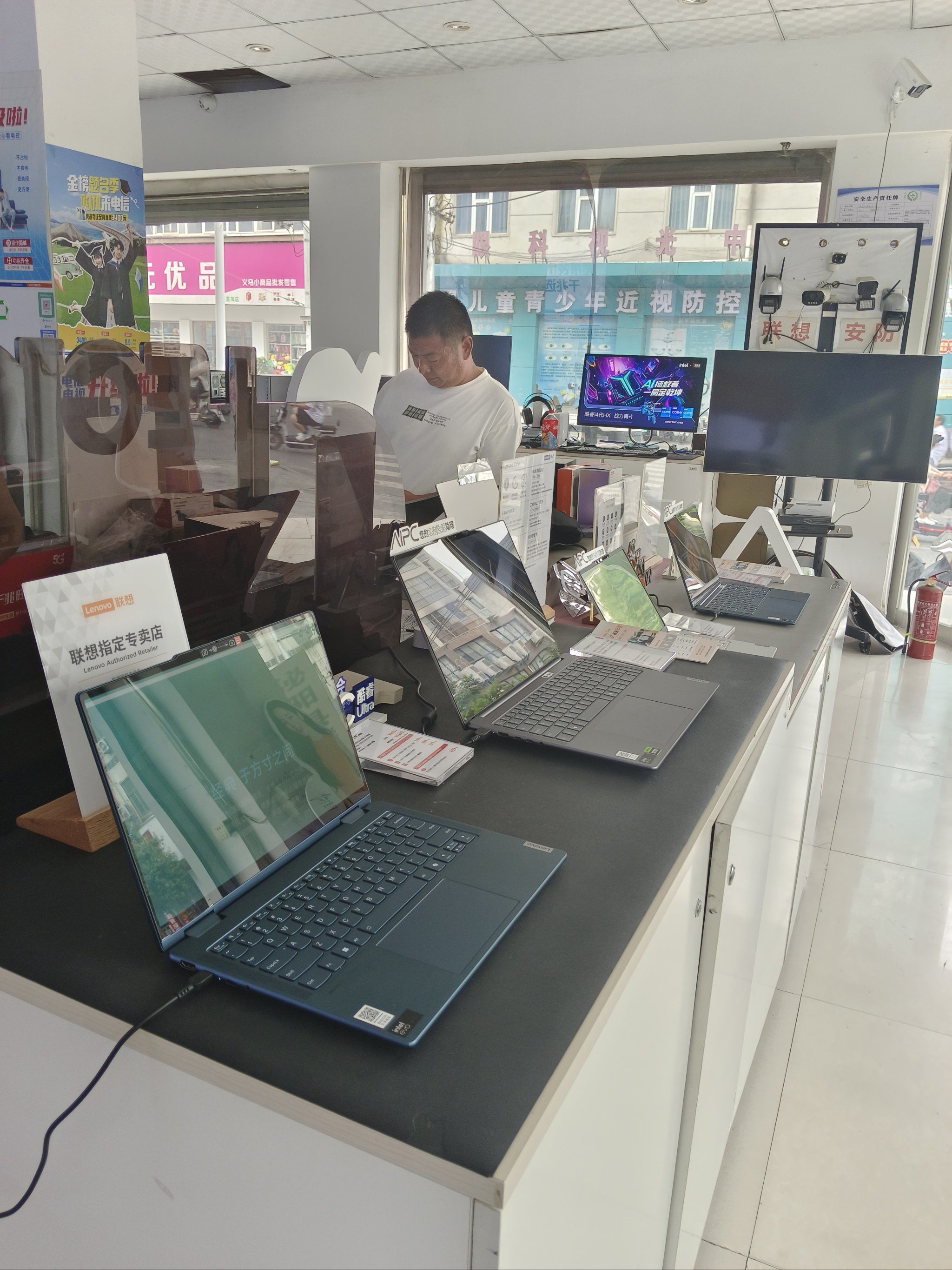 到联想体验店买电脑 这里的电脑跟多 并且每一个都可以直接操作体验