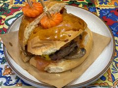 赛博朋克和牛芝士汉堡-LESCEDARS Brasserie Bistro香柏树