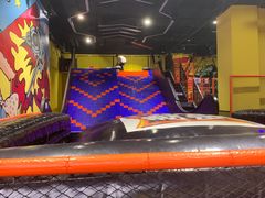 -爱蹦iBOON蹦床运动馆(江汉店)