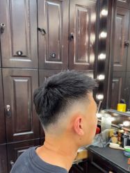 -东方先生国潮男士理发馆