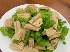 芹菜腐竹-宝瑞门钉肉饼店