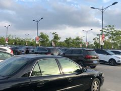 -奕欧来上海购物村停车场