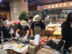 小哥哥在切现烤的试吃面包-麦陌(正弘城店)