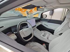 -小鹏汽车(上海静安大融城店)