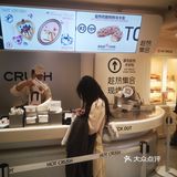 店内店外都有试吃，难得不用排队，面包就要趁热