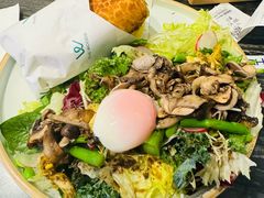 炒什锦蘑菇配温泉蛋沙拉-THE WOODS 简餐 (国贸商城店)