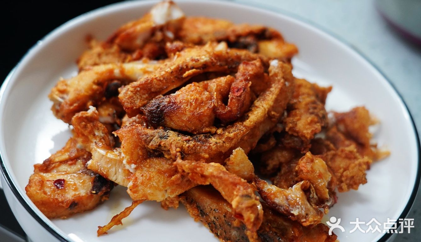 大头鱼的鱼腩料酒姜丝白胡椒粉郫县豆瓣腌一小时