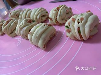 成絮装以后，用手揉成面团，再加上使用油