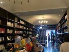 -钟书阁(松江泰晤士小镇店)