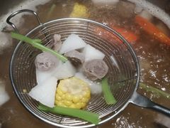 现熬牛骨汤-左庭右院鲜牛肉火锅(浦江欢乐颂店)