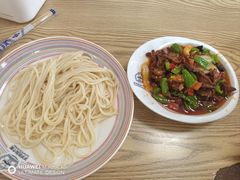 -歹歹的加个面过油肉拌面