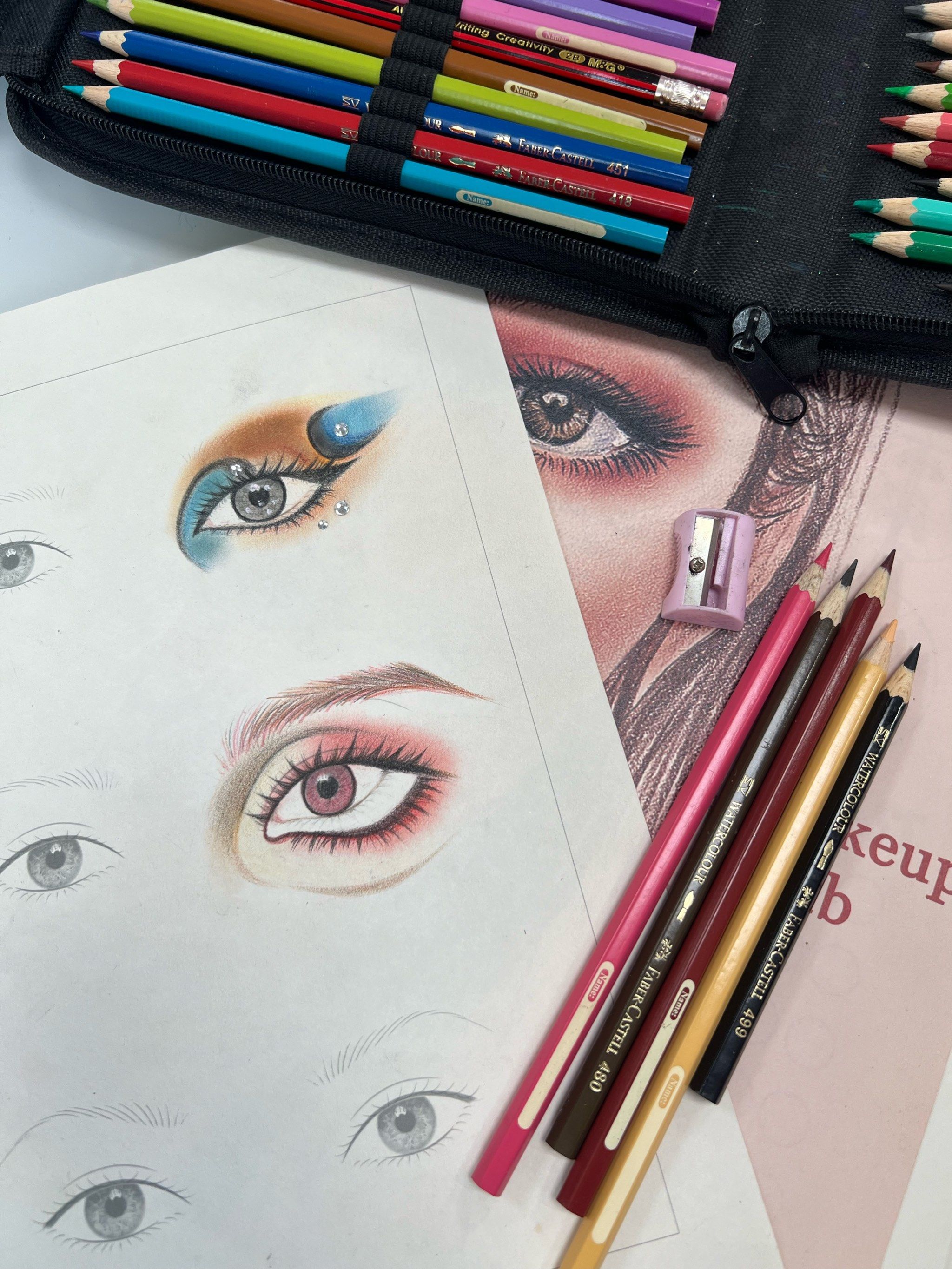 之前学习的是用眼影在纸上画眼妆,今天又学习了用彩铅