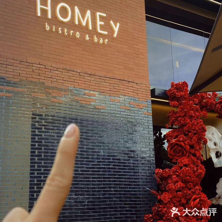 不是，这么漂亮的玫瑰花海餐厅到底谁在吃饭❗️ 