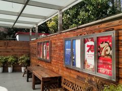 -临港服务区·停车场