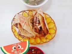 -洪峰浩老北京烧饼夹肉(角门路店)