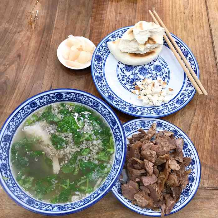 老白家水盆羊肉-"到西安旅游必逛回民街,白家水盆羊肉是必吃.