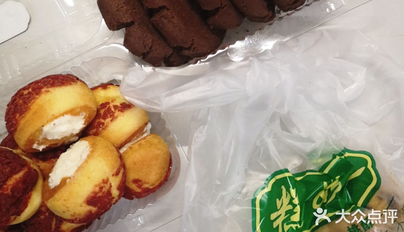 感觉产品跟泸溪河的挺像。团购的泡芙，价格很优惠