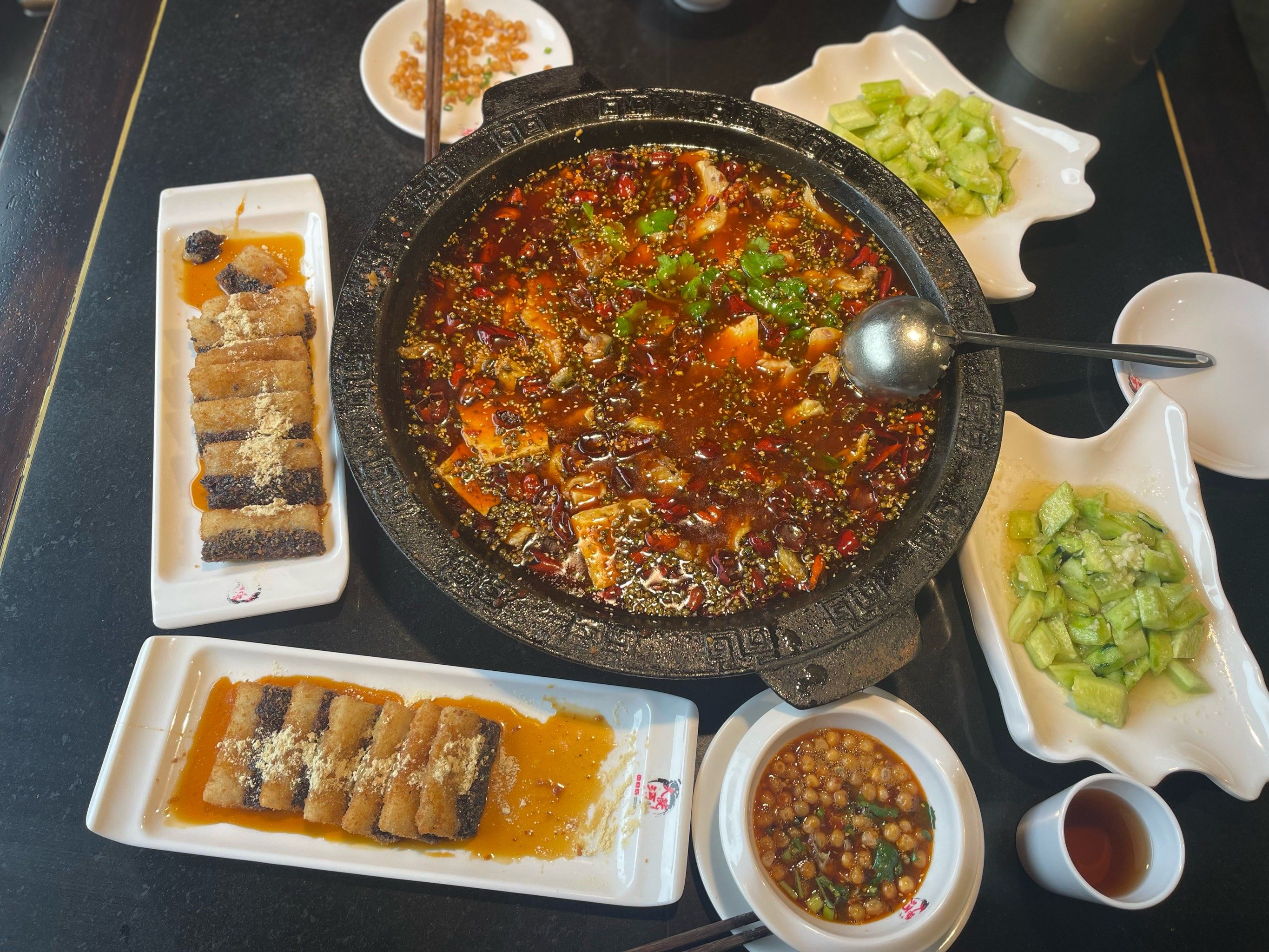 小河边,渔船上,还有更有意境的鱼火锅吗?