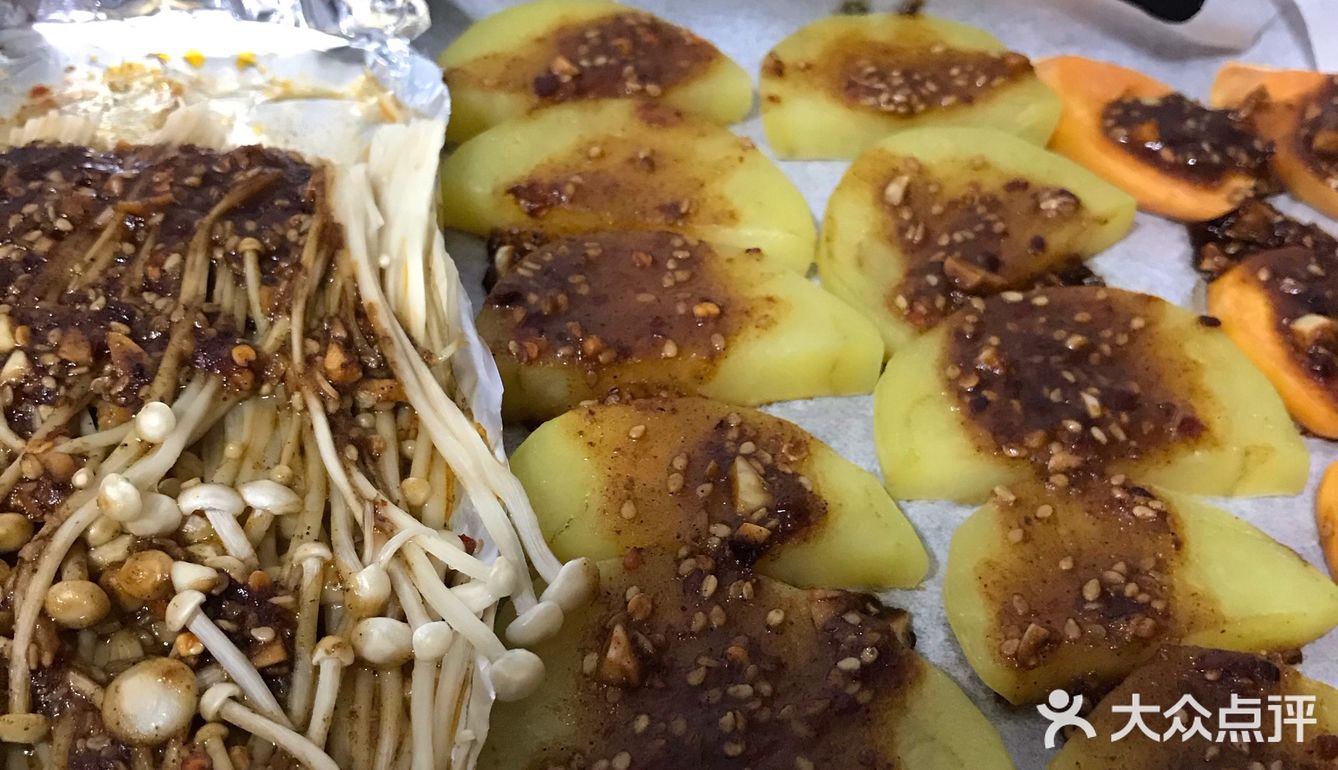 油→孜然粉→椒盐→辣椒粉海鲜粉→烧烤酱→油