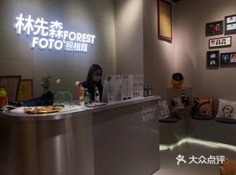 从地铁出来看到最近商场的展 走到店铺的时候误以为是相