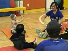 孩子头部受伤也要坚持来上课-卓跃儿童运动馆·体能·跳绳·篮球(滨江东中心店)
