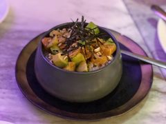 鲑鱼牛油果饭-The Rug Cafe(王府中环店)