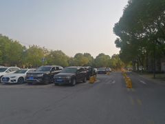 -房地产交易中心-停车场