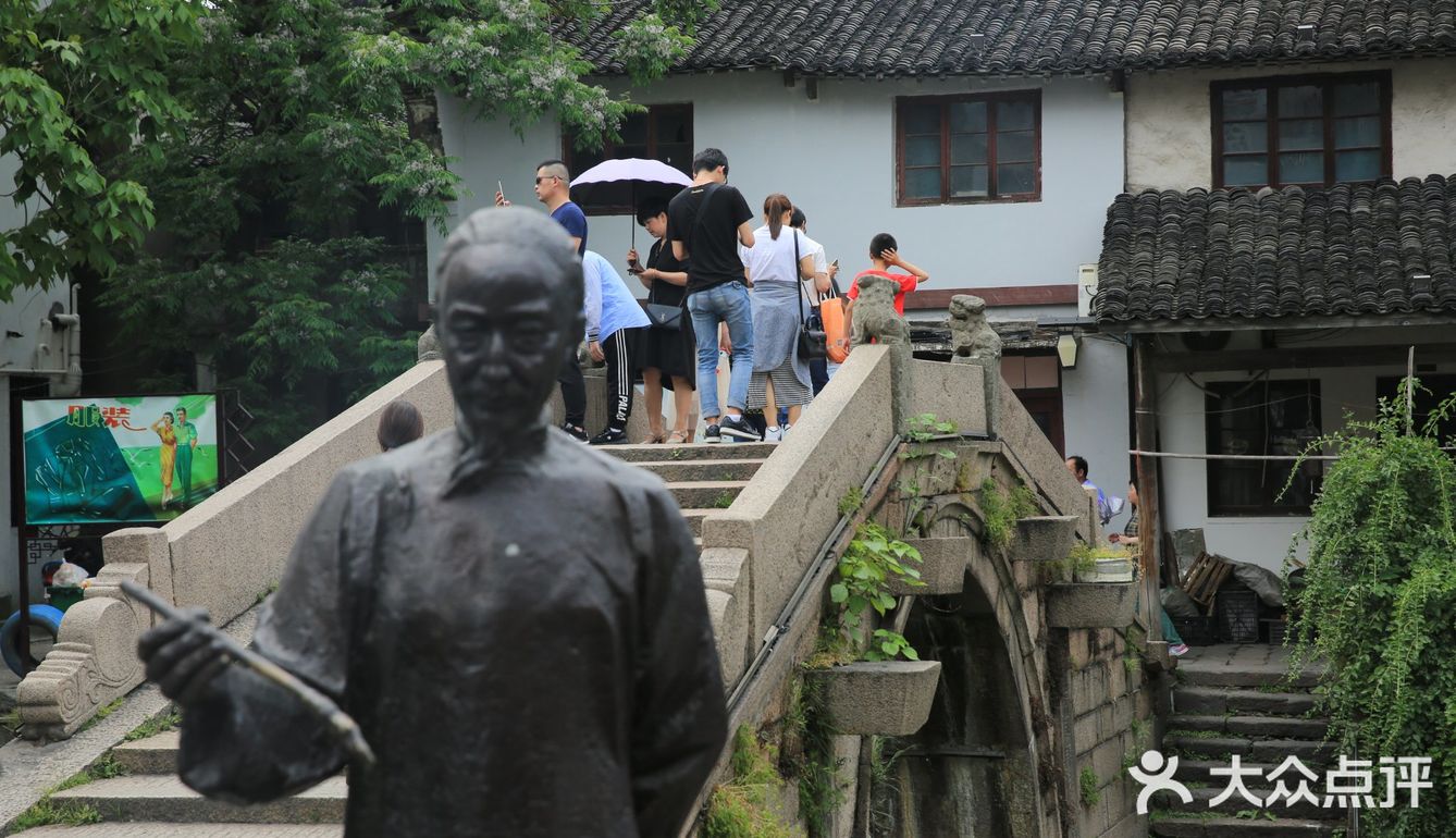 4块钱一块，用料很足，大家排队购买