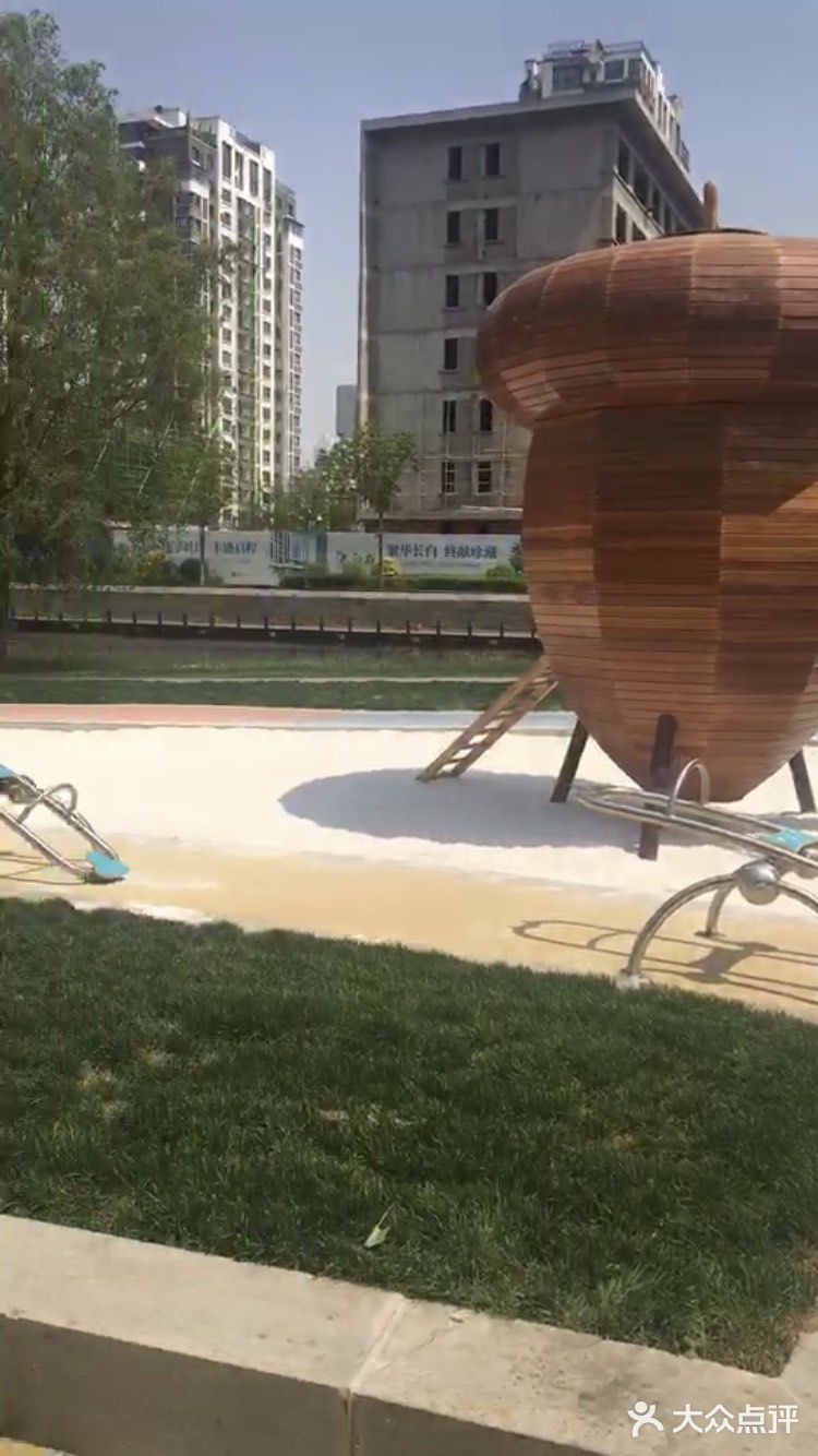 应该是长白府这楼盘自己建的小公园吧～特别适合带孩子去