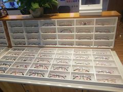 -MiRi眼镜连锁·蔡司·尼康控优点合作店(莘庄店)