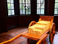 -Nathalie Djurberg与Hans Berg“牛皮纸包裹的月亮”-Prada荣宅当季展览