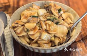 Braised Pork Bone and Rice Cake in Sauce