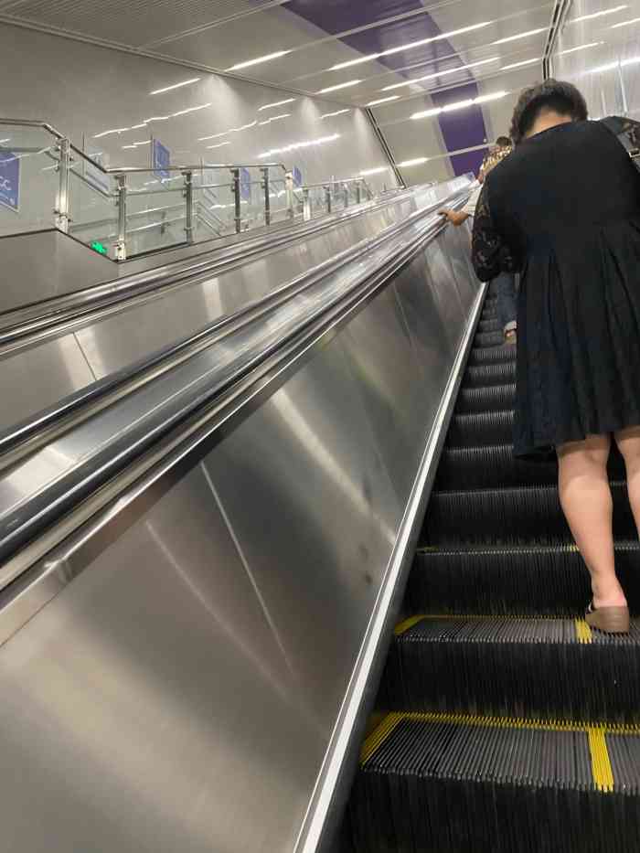 10好找渝北广场站,车站设计比较简单,目前只有1出口和3出口,3出口