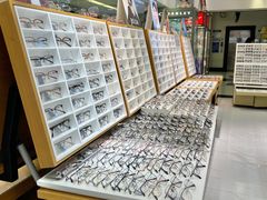 -美式眼镜·授权蔡司.依视路.尼康.豪雅.明月(人民广场店)