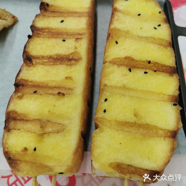 位置是在伍家岭北君悦香邸的外街，里面外面都有座椅