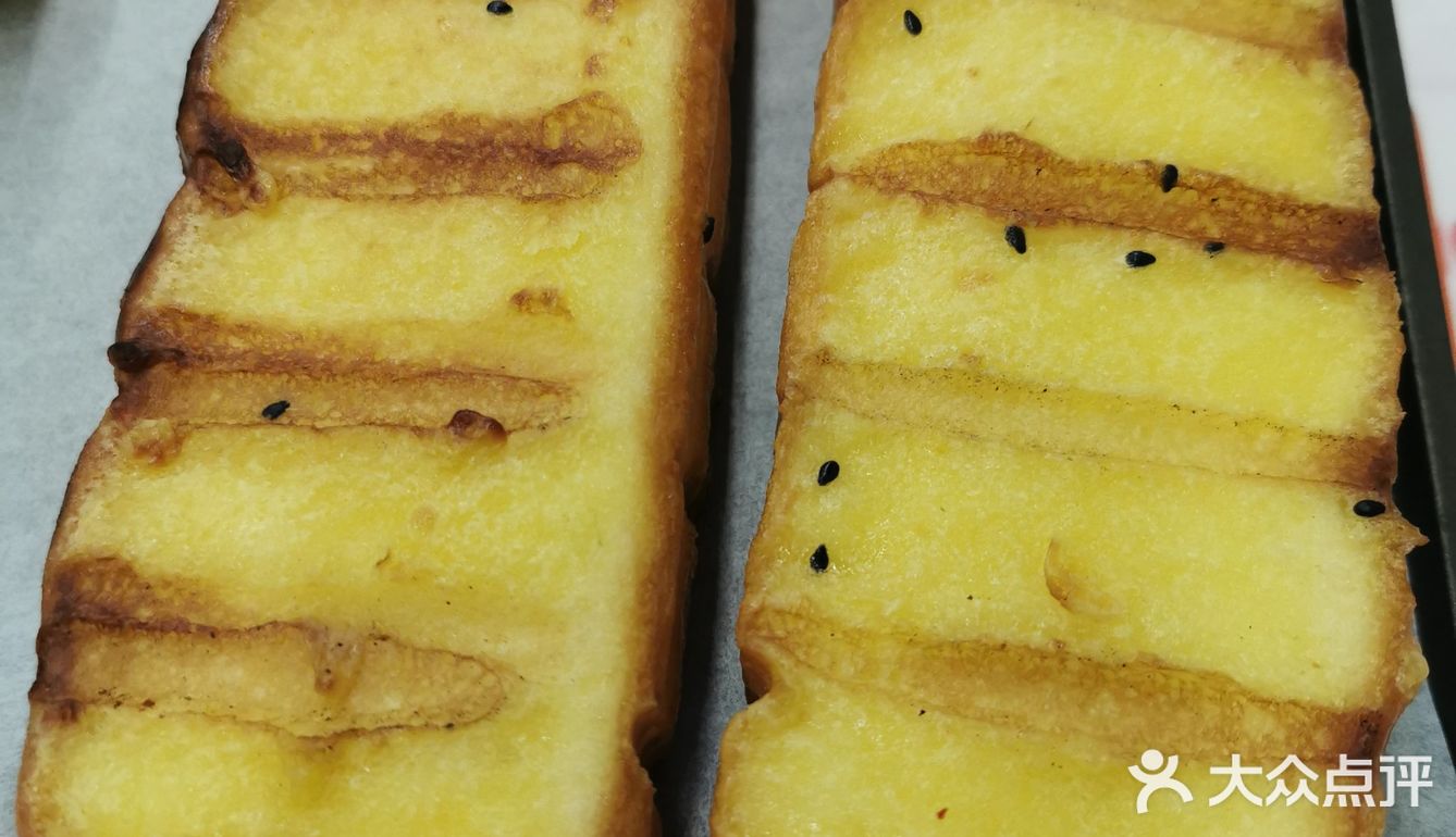 位置是在伍家岭北君悦香邸的外街，里面外面都有座椅