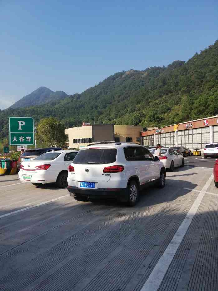 周末去杭州玩,回来的时候太堵车换成走这条线,整个服务区还算蛮大的吧