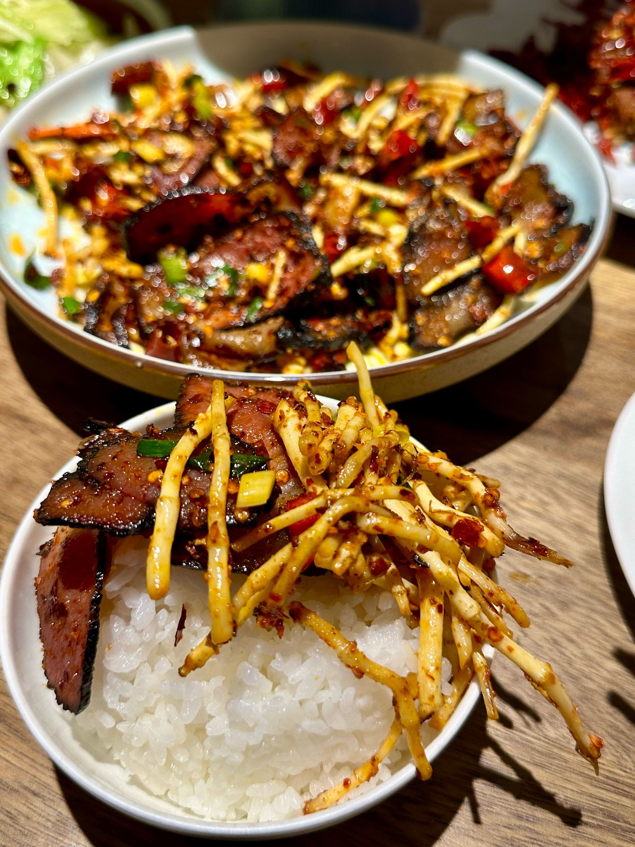 如果我拿出这盘折耳根炒腊肉02阁下如何应对?